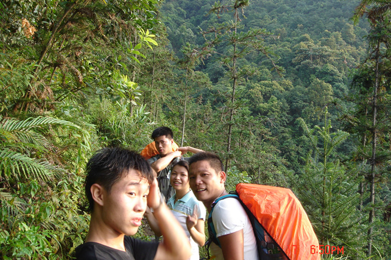 һֱ���ڶ���ǰ���ǿ�����С���Ů