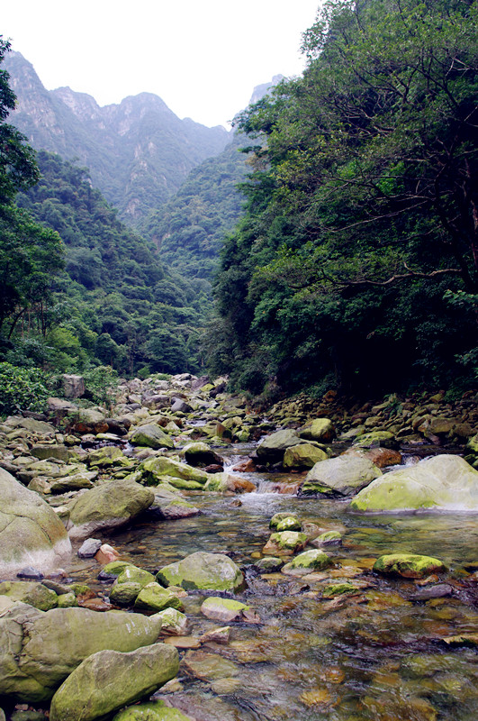 ��ʯ���µ�Ϫ��