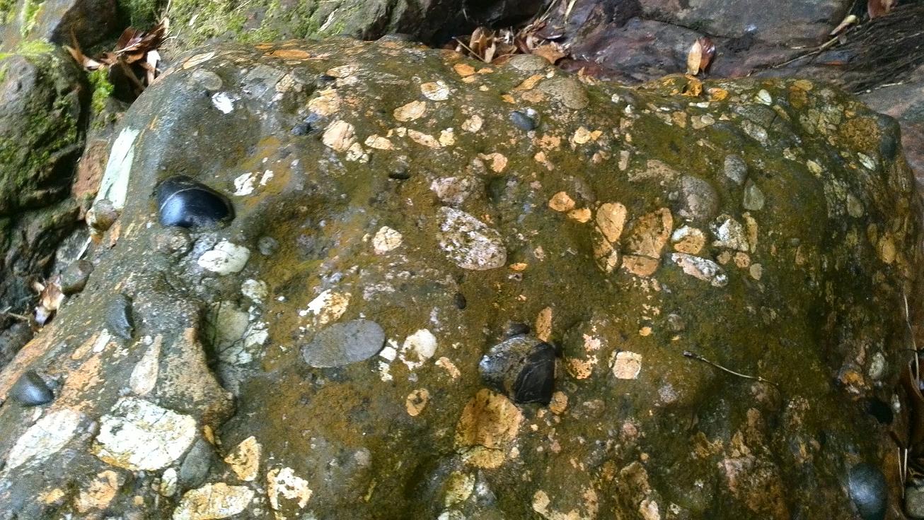 �ؾɾ���Ӫ�ص�ʯͷ��