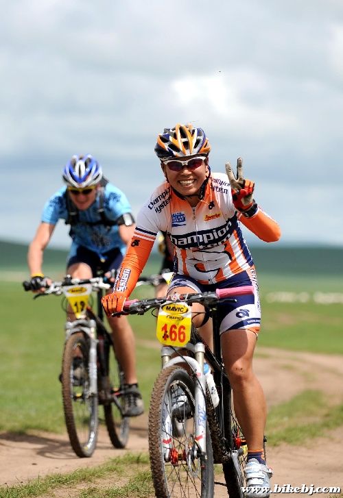 7��5�գ��й�ѡ�������Σ��ң���2Сʱ04��06��ĳɼ������Ů�����һ��