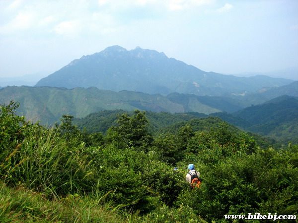 ������ɽ����ǰ�У�ǰ����Ǻ���957�׵Ĵ���ɽ