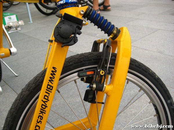 ��ɫBIRDY�����ص�ǰ�棬���м�����