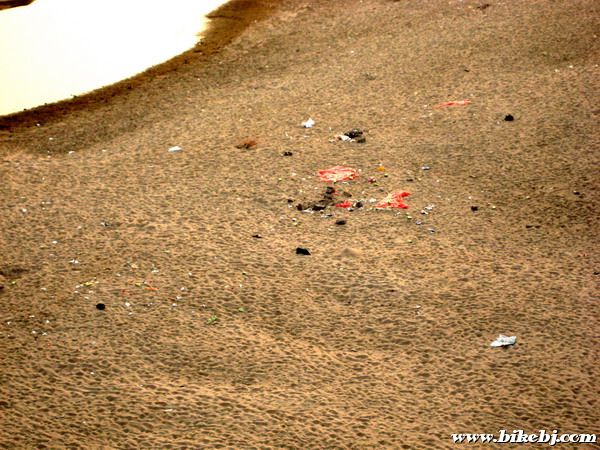 ����ֻ���ڷ�ǹ㳡��̲�ϣ������ٲ������������������������ĺۼ�