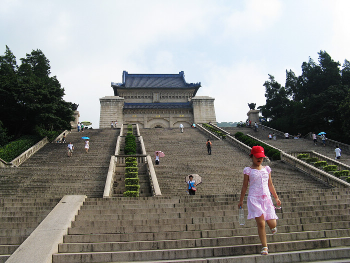 ����ΧǽȻ����һ��С·���Ϳ��������....