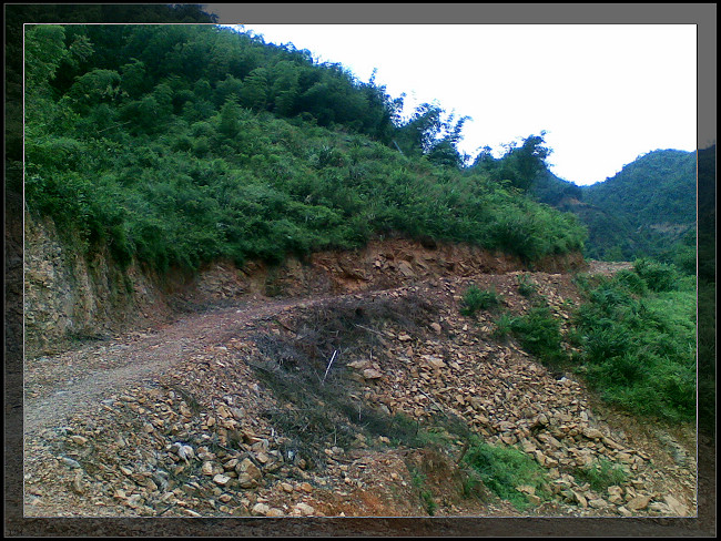 ɽ·��Ϊ�¿���ʯ��·�������ߡ�