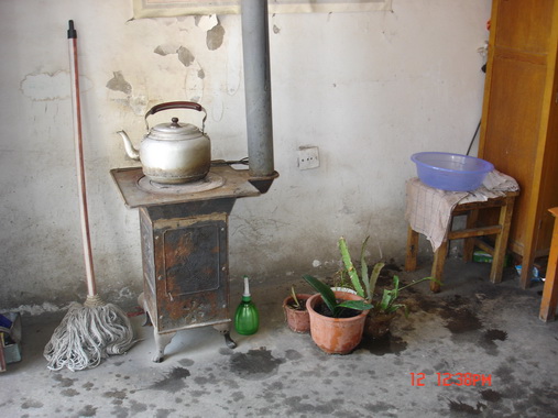 �߽�У���İ칫�ң����Ƕ����õ�¯�ӡ�