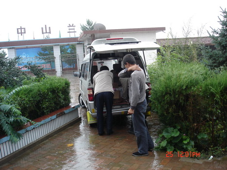 ��ʦ�ǰ�æ�Ѹ�����һ��Сѧ���ľ�̧�ϳ���Ȼ�������ȥ��һ��Сѧ