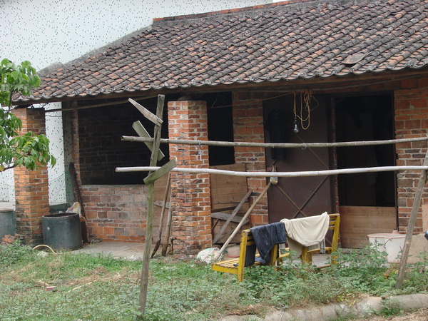 �˵��Աߵ������߷���һ�������ᣬһ����һλ̱�����˵����ᡣ