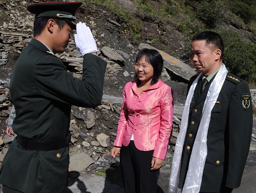   ɽ�Ͼ�����פ����ĳ����ָ��Ա�������Լ��������������������ң��;�ɩ���·Ҿ���9��1���㣩��