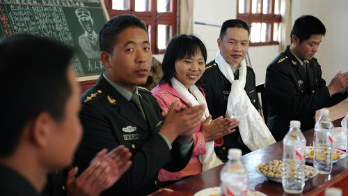 ���������Ҷ��������·���������������ɽ�Ͼ�����פ����ĳ�����Ӻ͹ٱ�����̸��9��1���㣩���»�����߸�ɣ ...