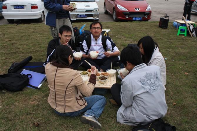 ȥ���׿���ʱ����ѧУ�ݵ��ϾͲ͡�