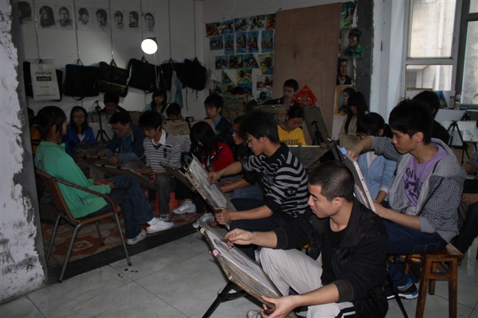 ������һ��С���ң����ϸ�����Ҳֻ�в���50�ˡ�