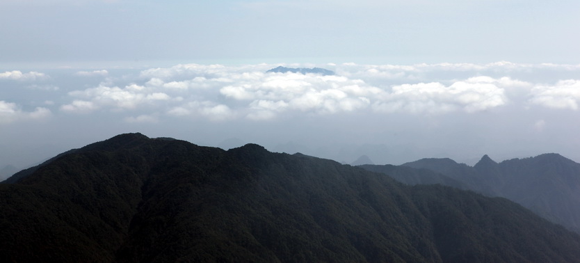 վ�ڵ�һ�壬Զ��Ⱥ�壬����������һ���߳��ڵ�һ��֮�ϵ�ɽ�壬Ī���Ǻ�����¥��